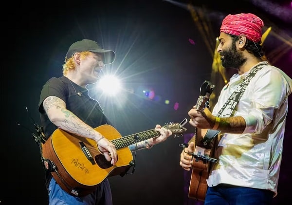 Arijit Singh Removes Food From Stage, Tells Fan “This Is My Temple, You Can’t Put Food Here” - RVCJ Media