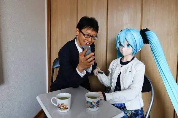 Japanese Man Celebrates 6th Anniversary With His Fictional Wife Hatsune Miku, Bizarre But True - RVCJ Media