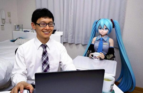 Japanese Man Celebrates 6th Anniversary With His Fictional Wife Hatsune Miku, Bizarre But True - RVCJ Media