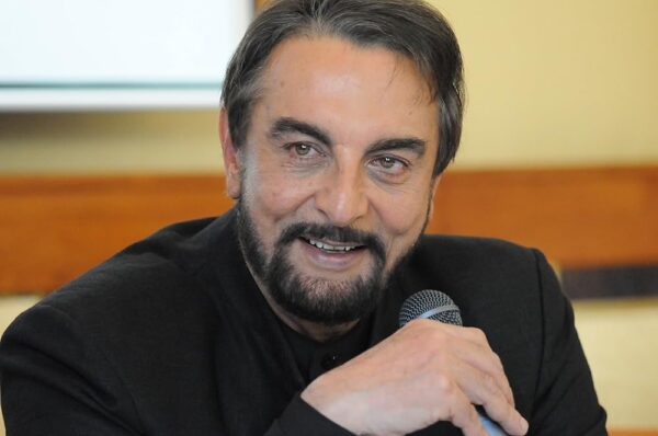 Kabir Bedi Reveals Why Parveen Babi Kept Her Mental Struggles Secret From Industry People - RVCJ Media