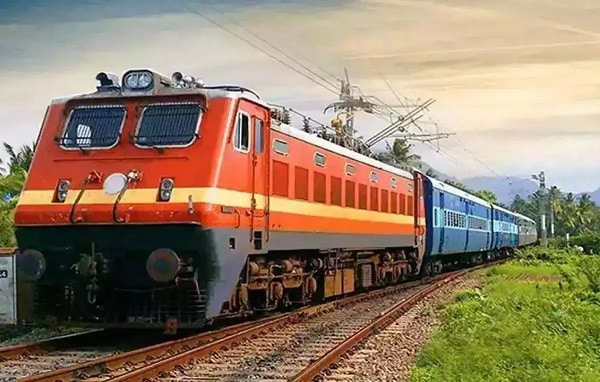 Video Of Railways Employee Throwing Garbage On Tracks From Moving Train Goes Viral - RVCJ Media