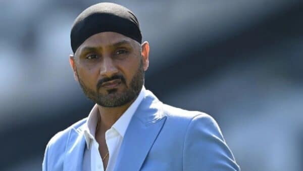 Harbhajan Singh & Aakash Chopra Discuss How 43-Yr Ms Dhoni Still Dominates The Bowlers - RVCJ Media